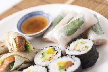 Karışık Sushi tabağı ördek krep ile