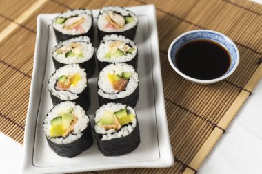 Beyaz bir tepside suşi rulo