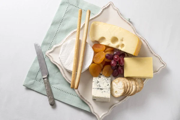 Meyve ve ekmek peynir tabağı