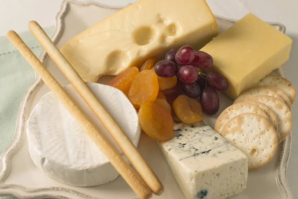 Meyve ve ekmek peynir tabağı