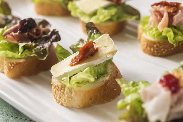 Topingler ile dilimlenmiş baget