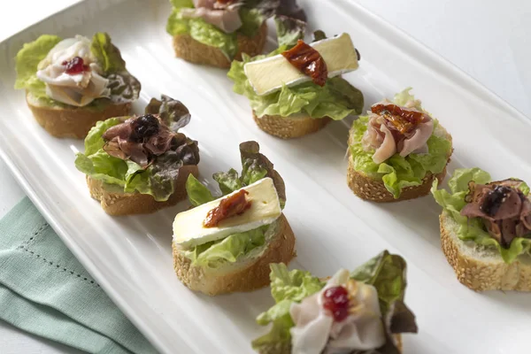 Topingler ile dilimlenmiş baget