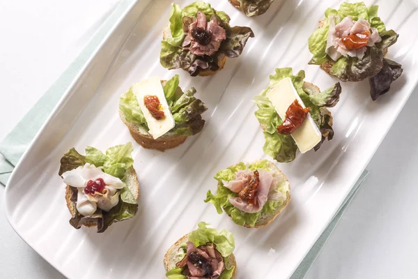 Topingler ile dilimlenmiş baget