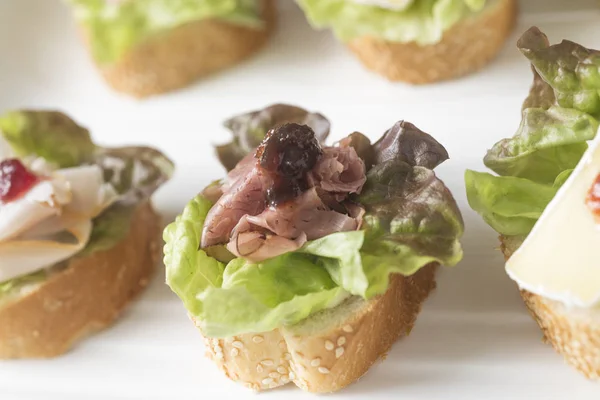 Topingler ile dilimlenmiş baget