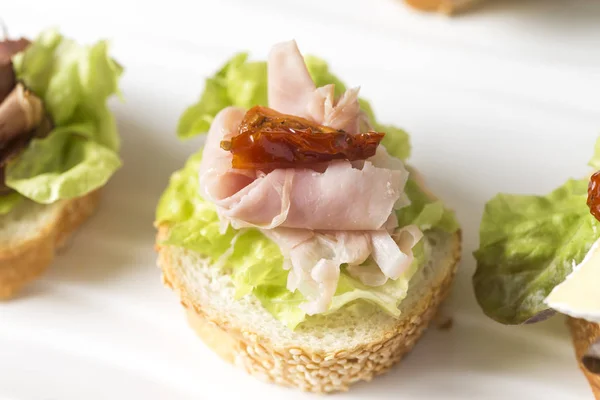 Topingler ile dilimlenmiş baget