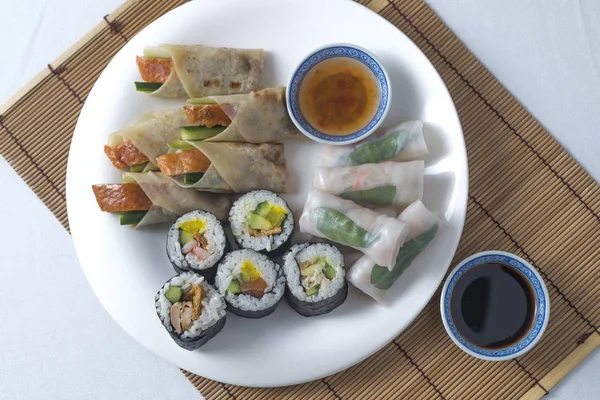 Karışık Sushi tabağı ördek krep ile