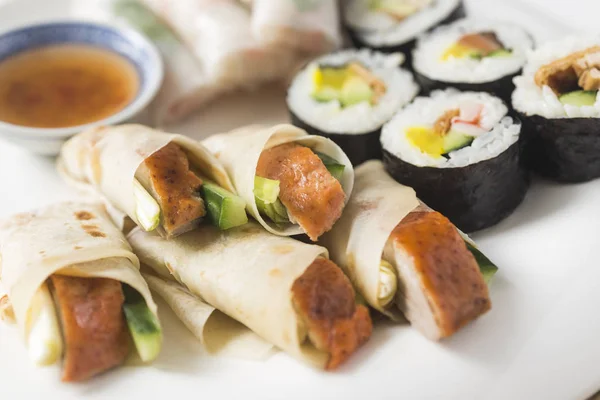 Karışık Sushi tabağı ördek krep ile