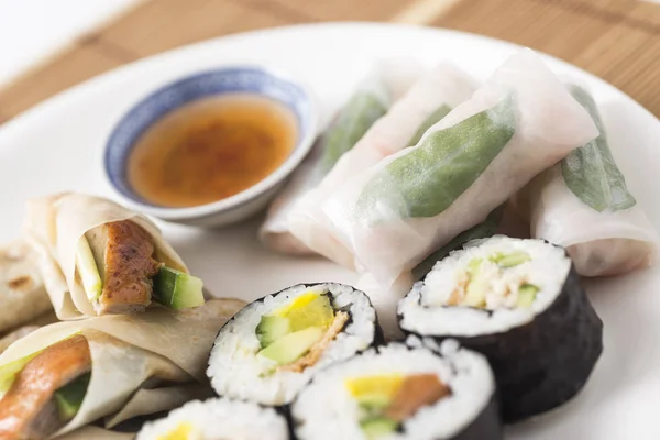 Karışık Sushi tabağı ördek krep ile