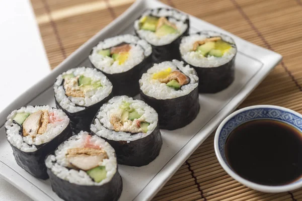 Beyaz bir tepside suşi rulo