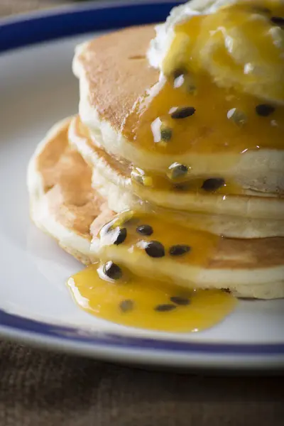 Tutku meyve çiseleyen yağmur ile Pancakes 