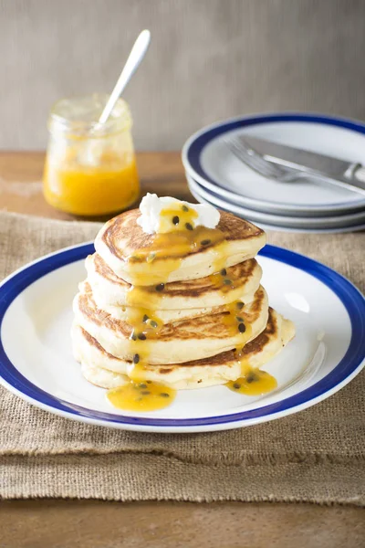 Tutku meyve çiseleyen yağmur ile Pancakes 