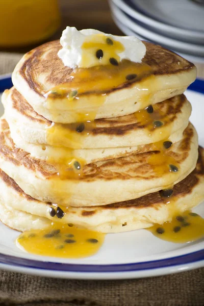 Panqueques con llovizna de maracuyá — Foto de Stock