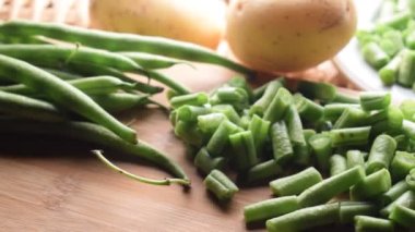 Pişmemiş ve kesilmiş yeşil fasulye.