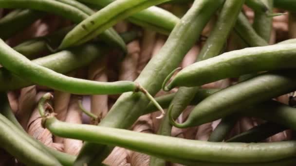 Ganze Rohe Grüne Bohnen Auf Dem Tisch — Stockvideo