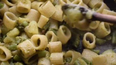 Fasulye ve patatesli Ceneviz pesto 'su.
