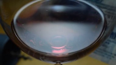 Hong Kong banknotuyla bir bardak şarap.