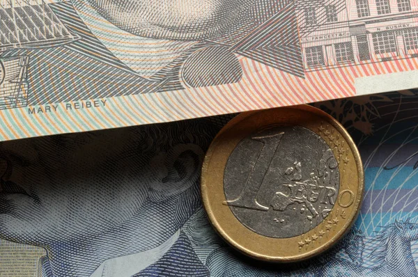 Ein Euro Münze Auf Australischen Banknoten — Stockfoto