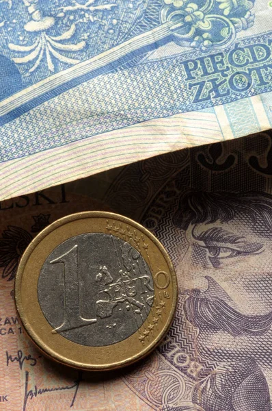 Billetes Polacos Con Una Moneda Euros — Foto de Stock