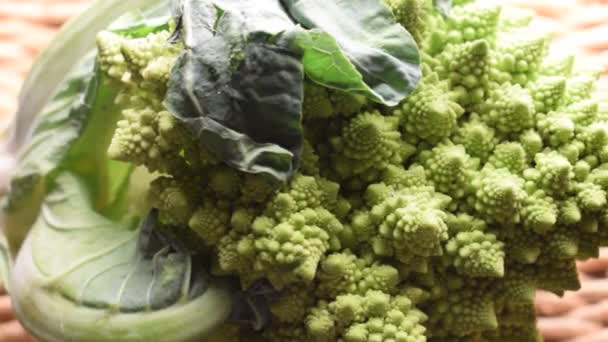 Närbild Färsk Romanesco Broccoli — Stockvideo