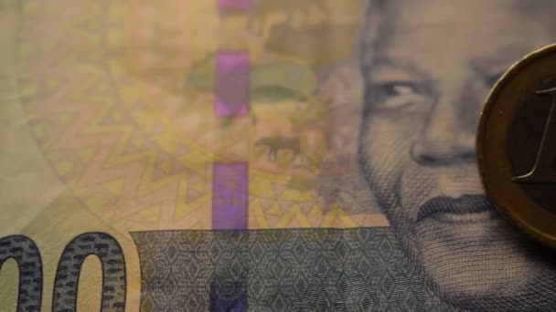Närbild Sydafrikansk Valuta Med Euro — Stockvideo