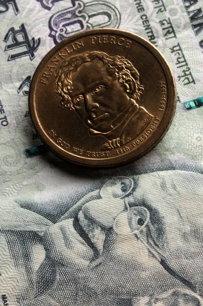 インド通貨で1ドルのアメリカコイン — ストック写真