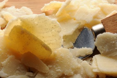 Parmesan peynirini kendine özgü bir bıçakla kapat.