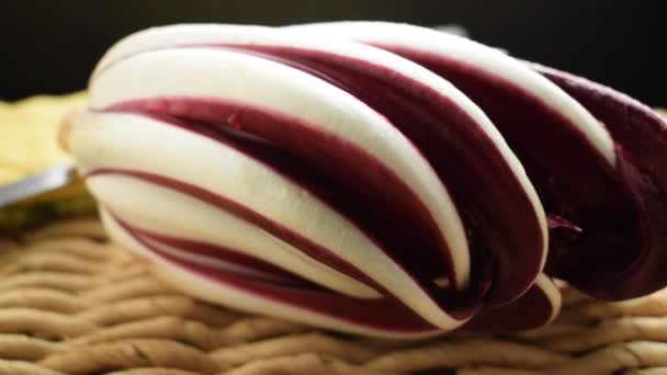 Świeże Czerwone Treviso Radicchio Surowe — Wideo stockowe