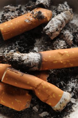 Sigaraları kül tablasına koy.