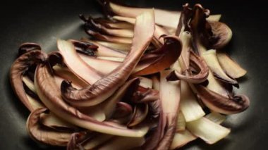 Tavada kırmızı Treviso radicchio pişiriyorum.