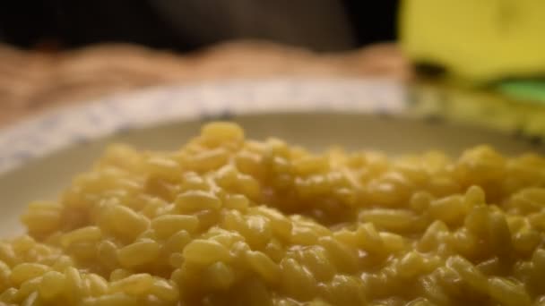 Primo Piano Del Risotto Milanese Allo Zafferano — Video Stock