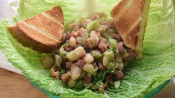 Savooikool Salade Met Bonen Spek — Stockvideo