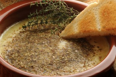 Provolone peyniri keklikotu ile eridi.