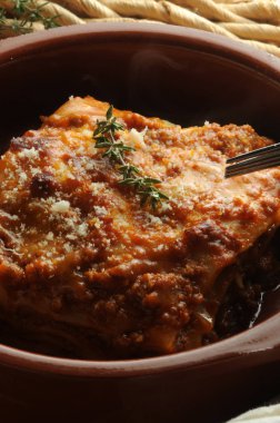 Et soslu sıcak lazanya.