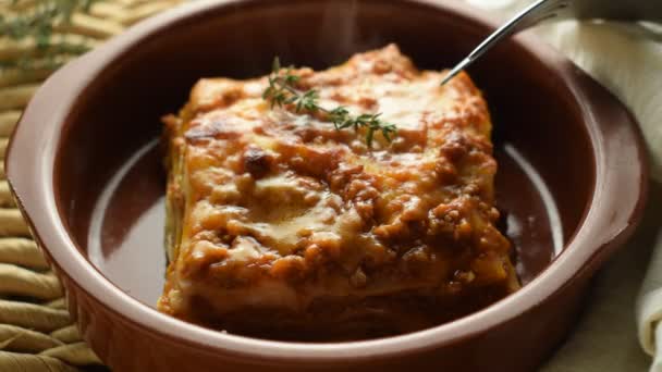 Hete Lasagne Met Vleessaus — Stockvideo