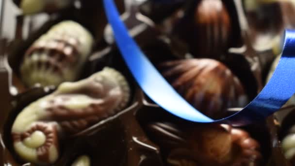 关闭了一盒带丝带的巧克力 — 图库视频影像