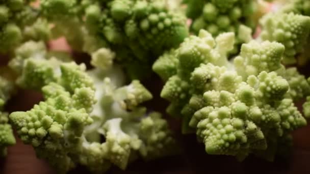 Zbliżenie Świeżych Brokułów Romanesco — Wideo stockowe