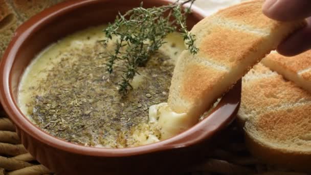 Provolone Peyniri Keklikotu Ile Eridi — Stok video