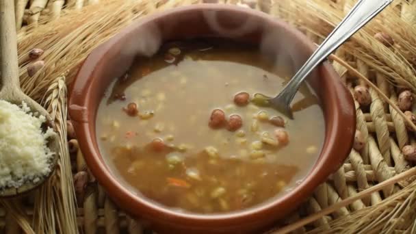 Hautnah Bei Gerstensuppe Mit Bohnen — Stockvideo