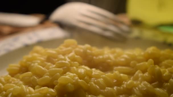 Plato Risotto Milanés Con Azafrán — Vídeos de Stock