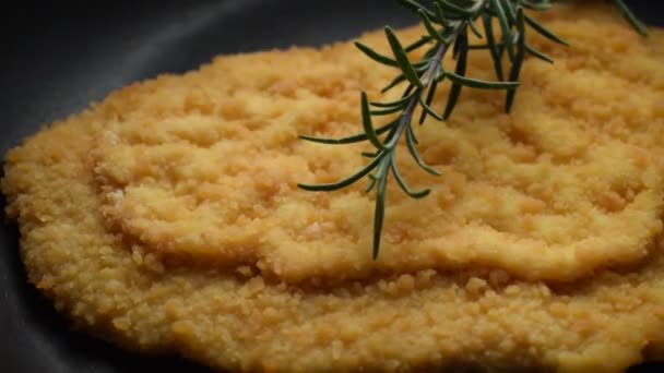 Chicken Cotoletta Mit Scamorza Käse — Stockvideo