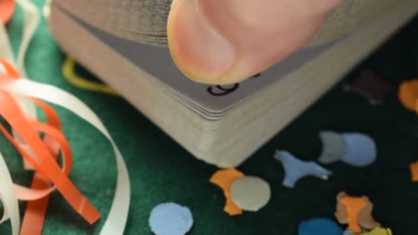 扑克牌加五彩纸屑的甲板 — 图库视频影像