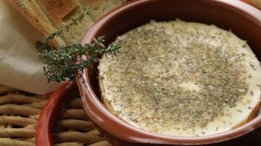 Pişirmeden önce kekik peynirli Provolone