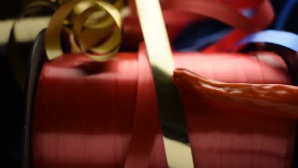 Κοντινό Πλάνο Καυτερή Πιπεριά Τσίλι Φόντο Κορδέλες Δώρων — Αρχείο Βίντεο