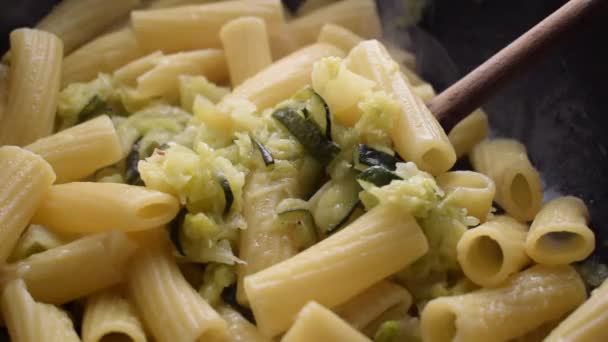 Zucchini Pasta Савовою Капустою Сиром Parmesan — стокове відео