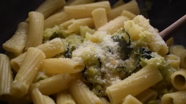 Pasta Zucchine Con Verza Parmigiano — Video Stock