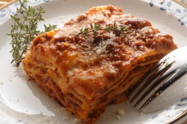 Et soslu sıcak lazanya.
