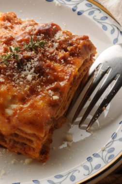 Et soslu sıcak lazanya.