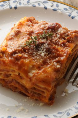 Et soslu sıcak lazanya.