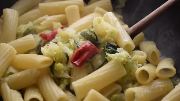 Pastas Calabacín Con Col Col Rizada Pimienta Picante — Vídeo de stock