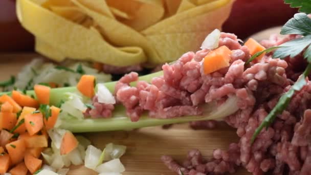 Pappardelle Con Ingredientes Para Preparar Salsa — Vídeos de Stock